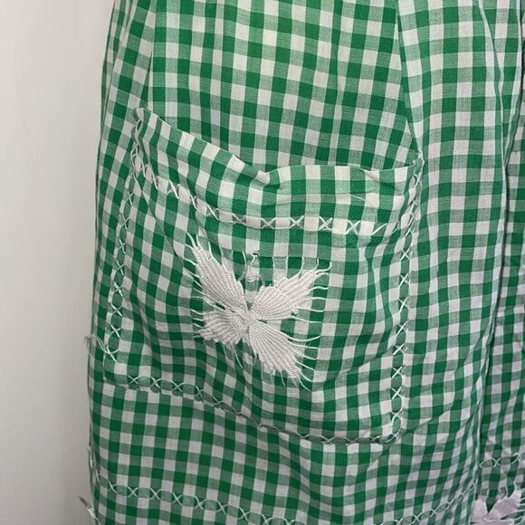 Sweet Vtg green & white checked apron with‎ crochet hem - Picture 2 of 7